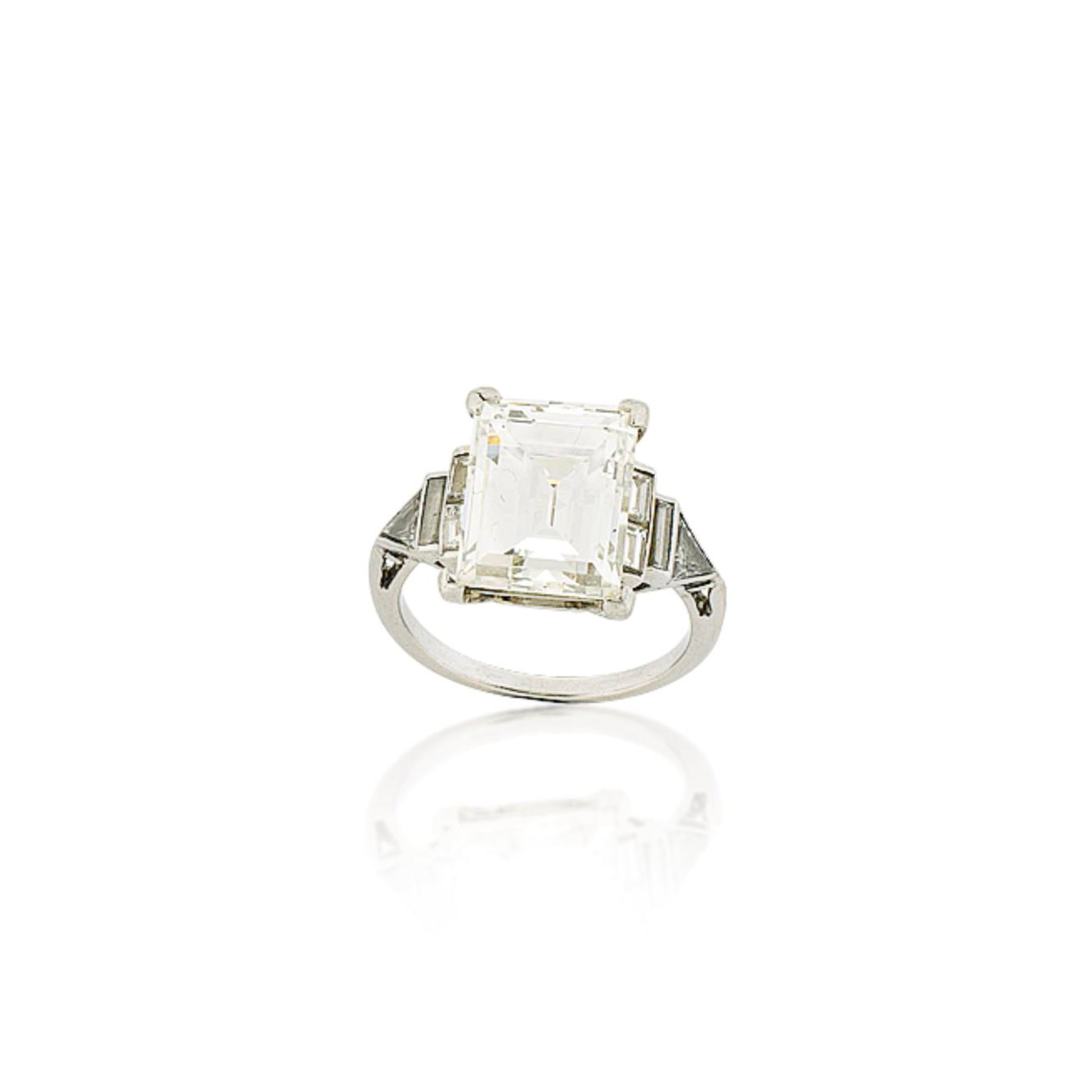 A SINGLE-STONE DIAMOND RING