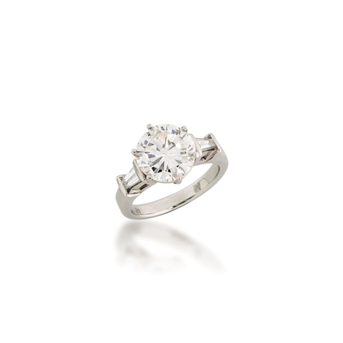 A SINGLE-STONE DIAMOND RING