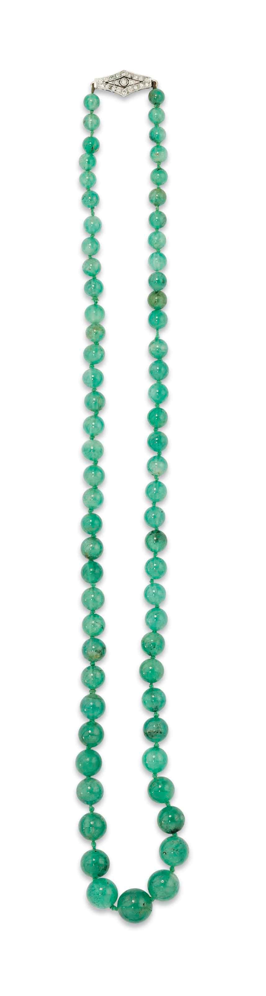 AN EMERALD BEAD NECKLACE
