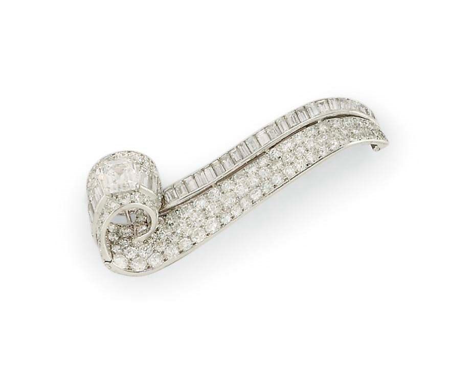 A DIAMOND BROOCH