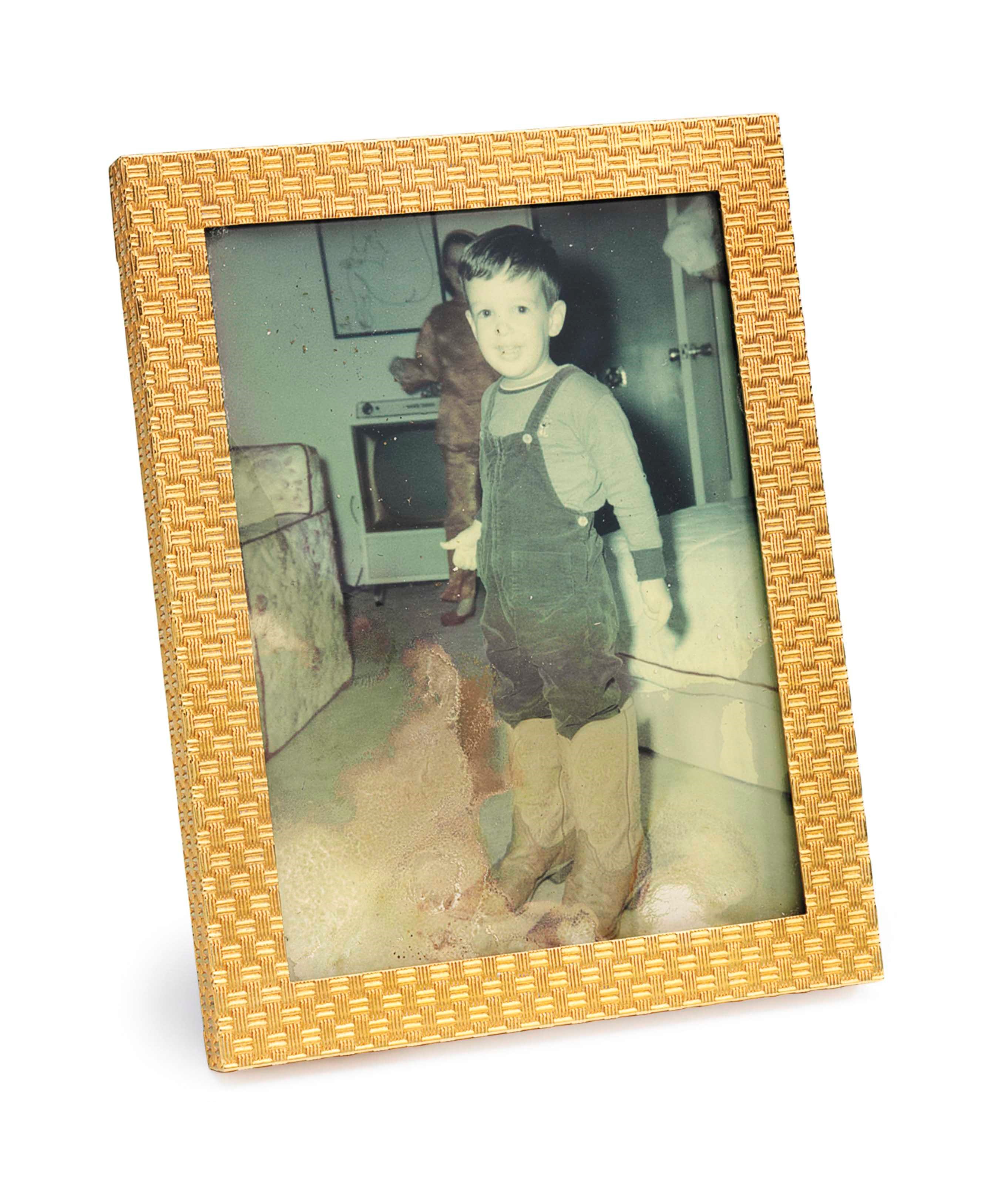 A GOLD PICTURE FRAME
