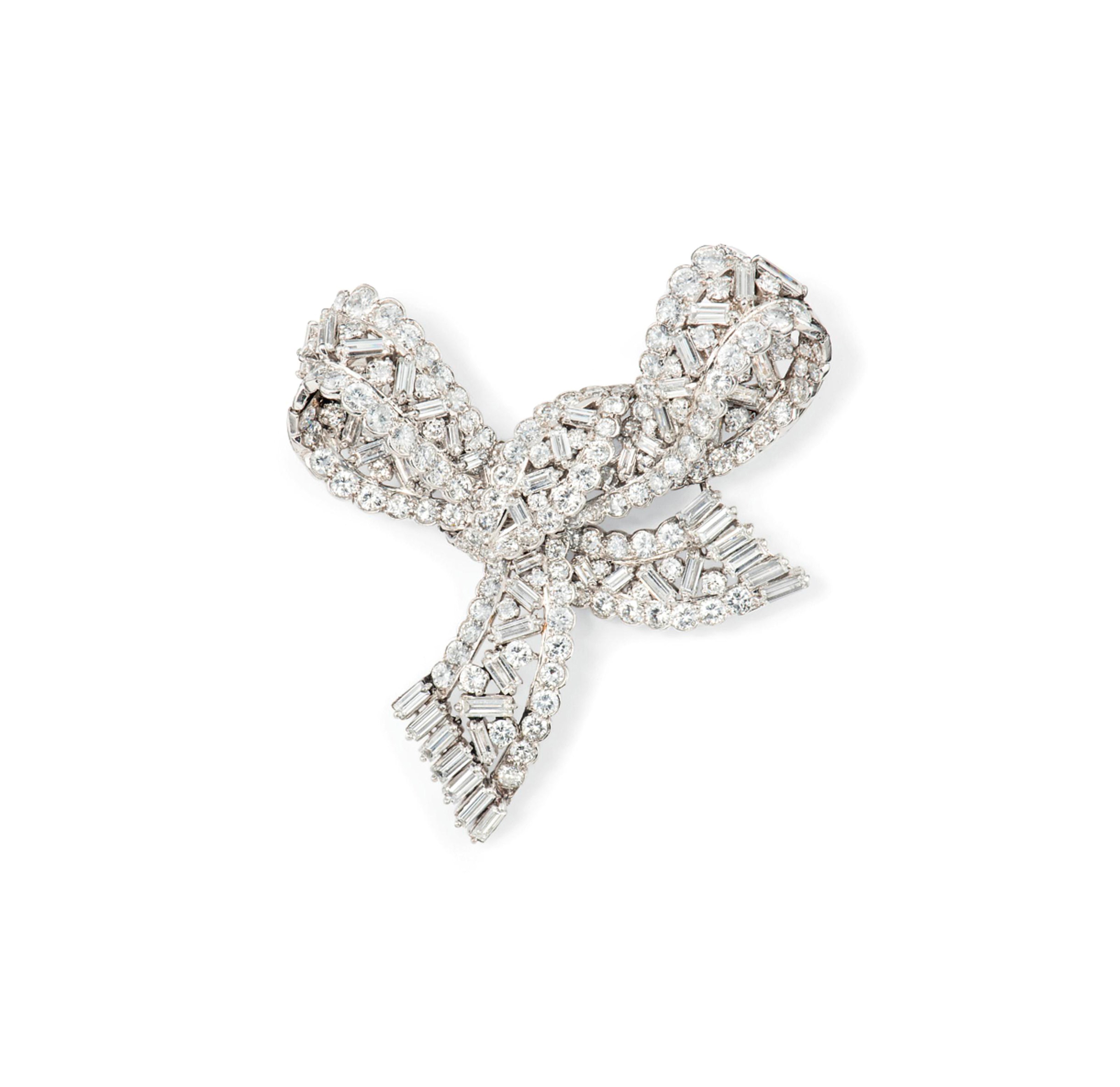 A DIAMOND BROOCH