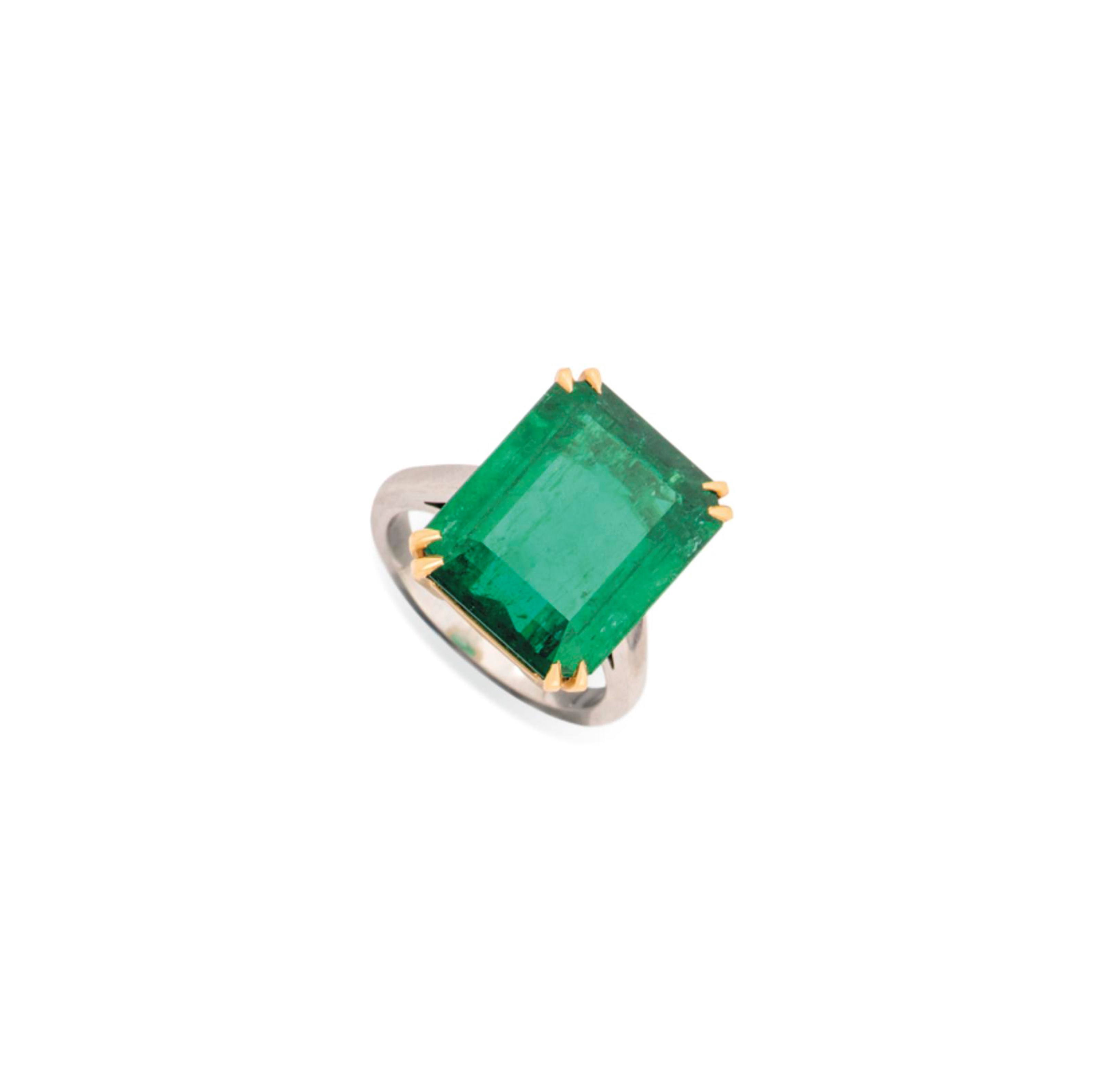 A SINGLE STONE EMERALD RING