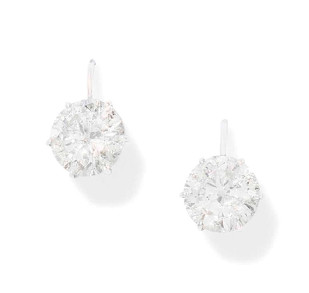 A PAIR OF DIAMOND SINGLE STONE EARRINGS