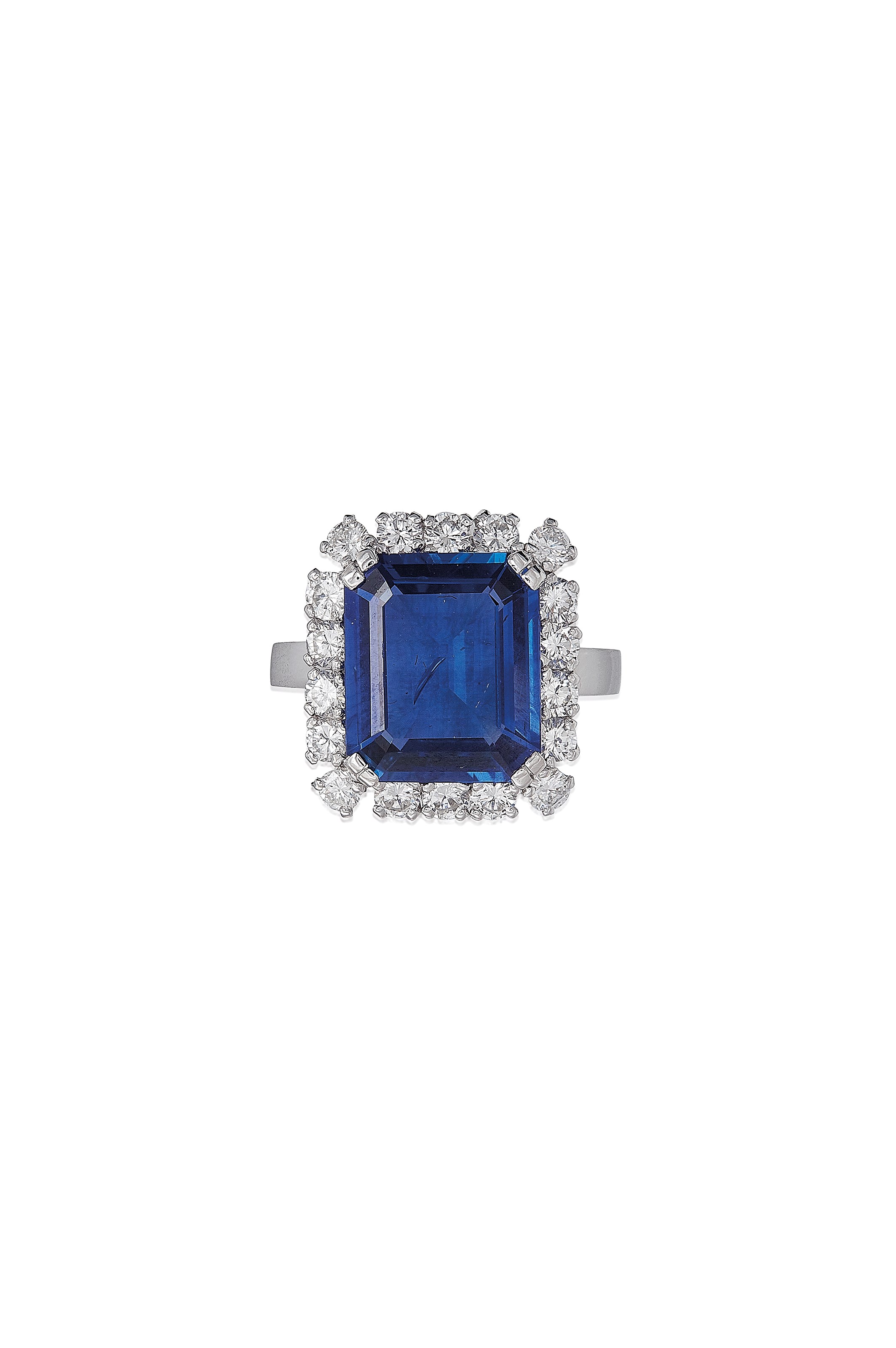 A SAPPHIRE AND DIAMOND RING