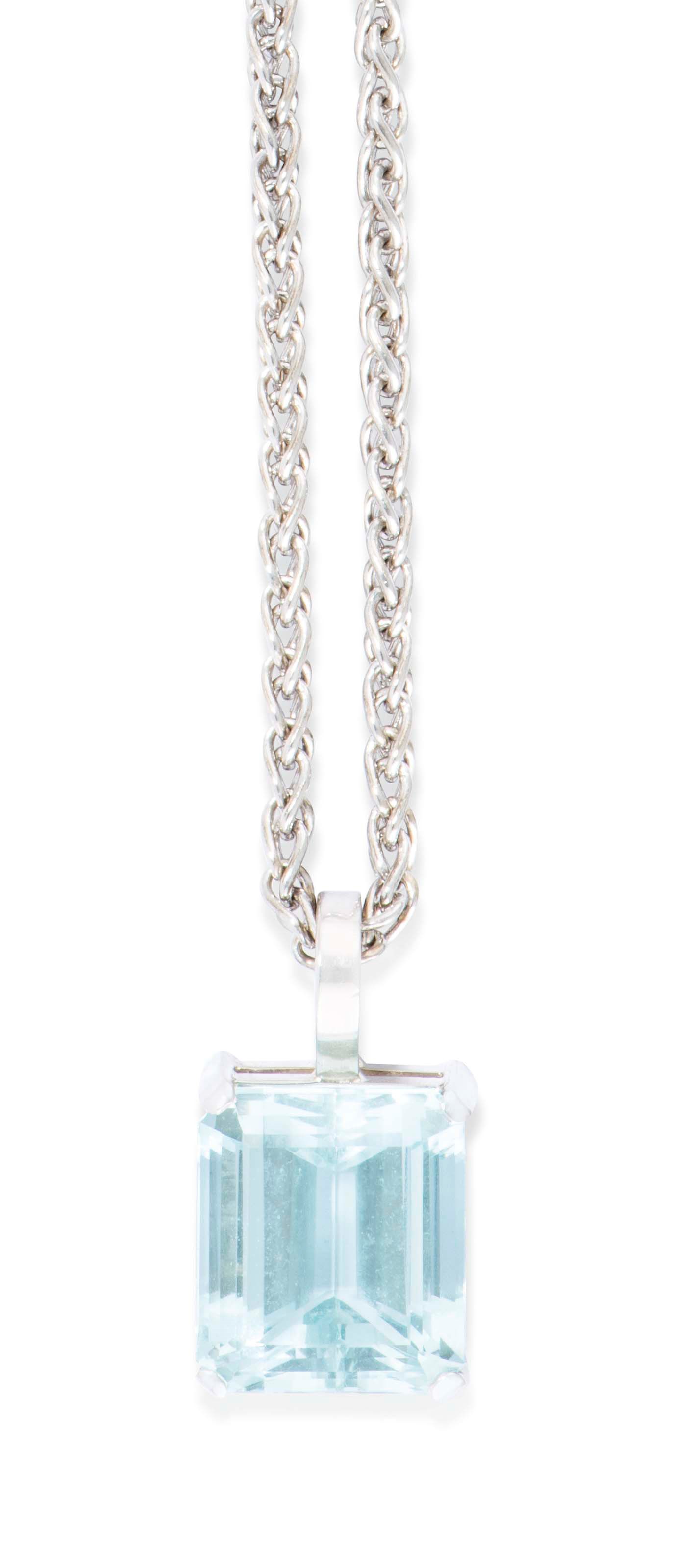 AN AQUAMARINE PENDANT NECKLACE