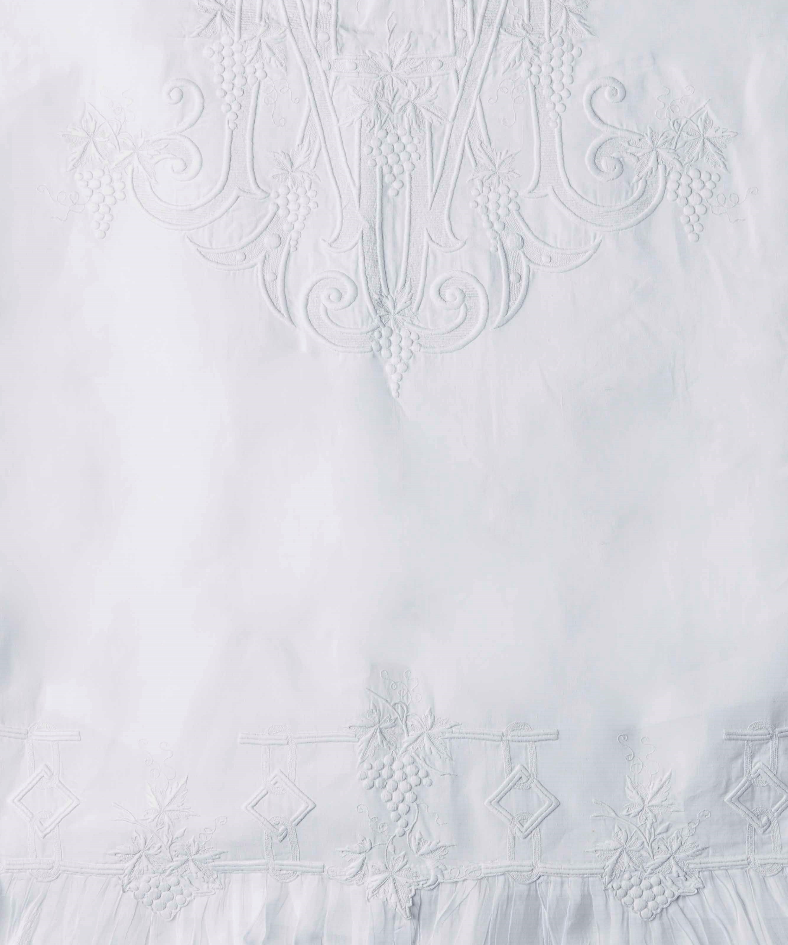 DRAP A MONOGRAMME BRODÉ