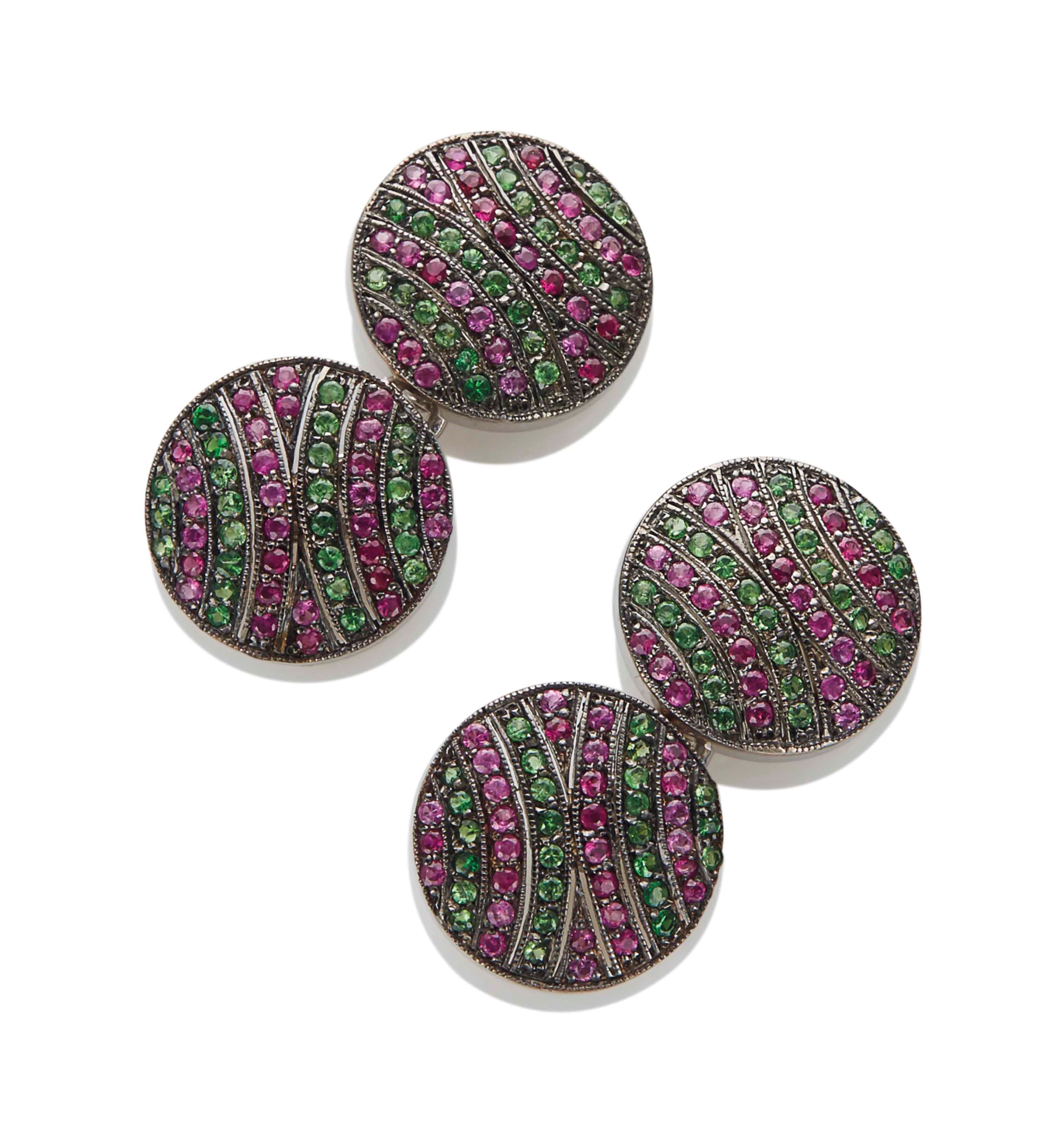 PAIRE DE BOUTONS DE MANCHETTES GRENATS ET RUBIS