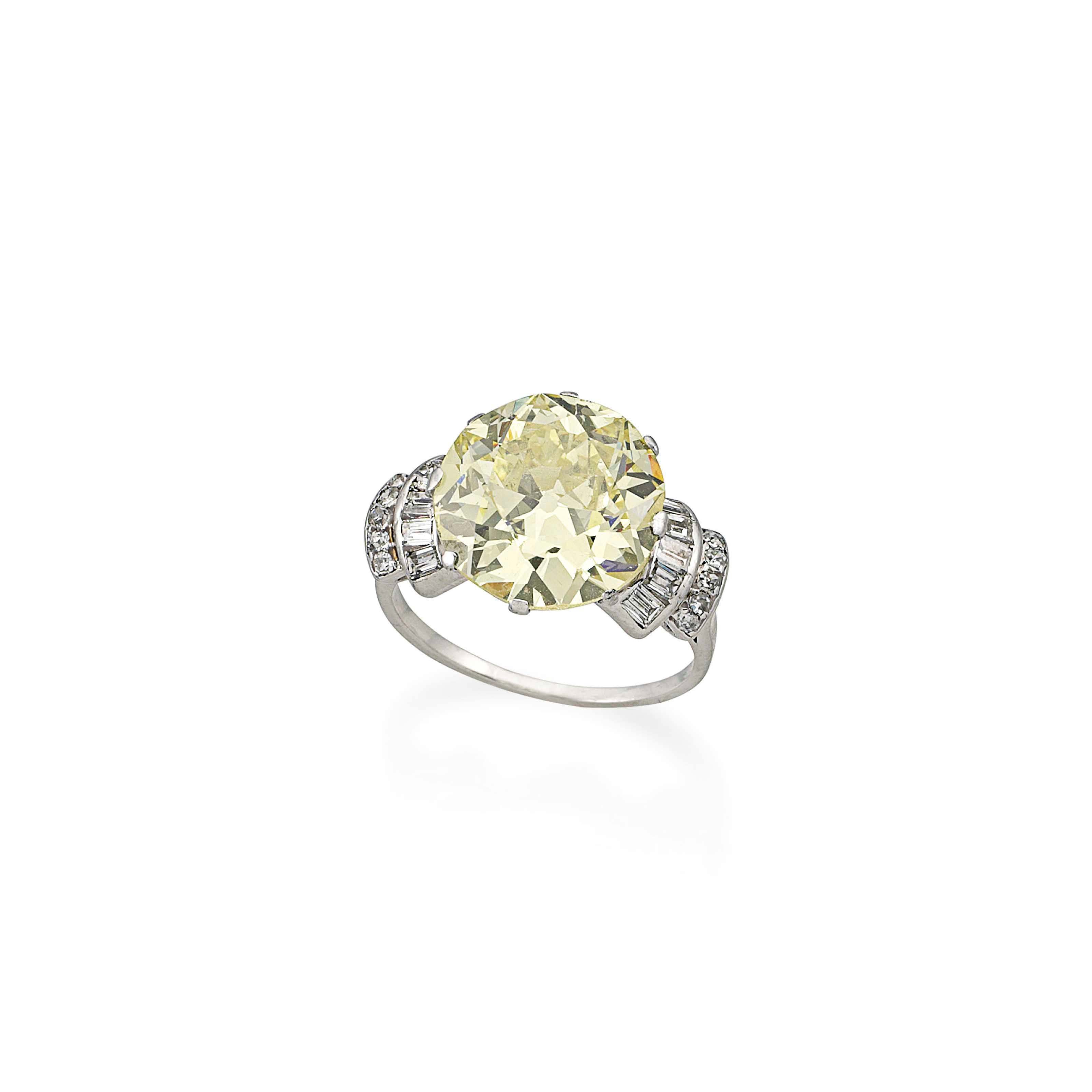 A SINGLE-STONE DIAMOND RING