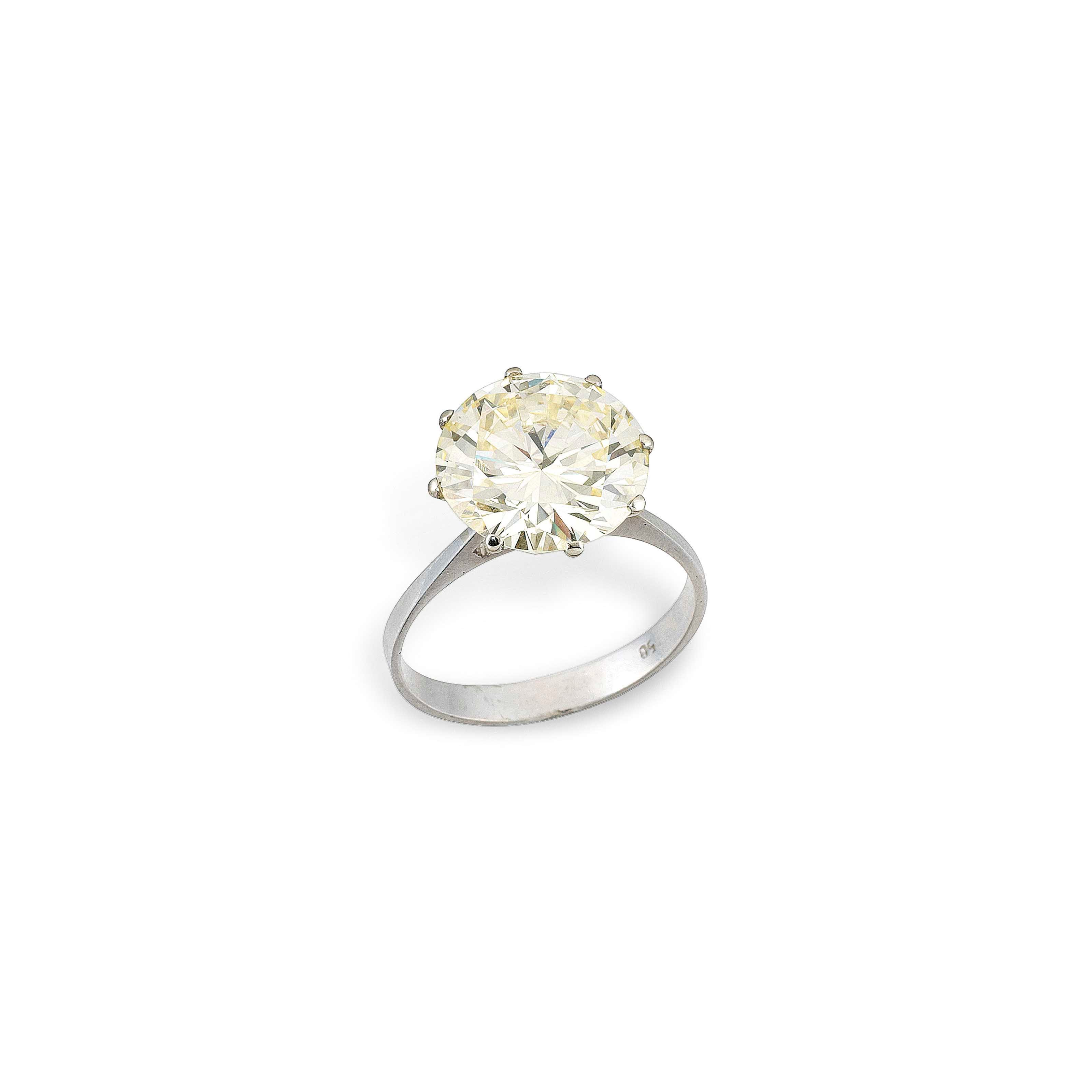A DIAMOND SINGLE-STONE RING