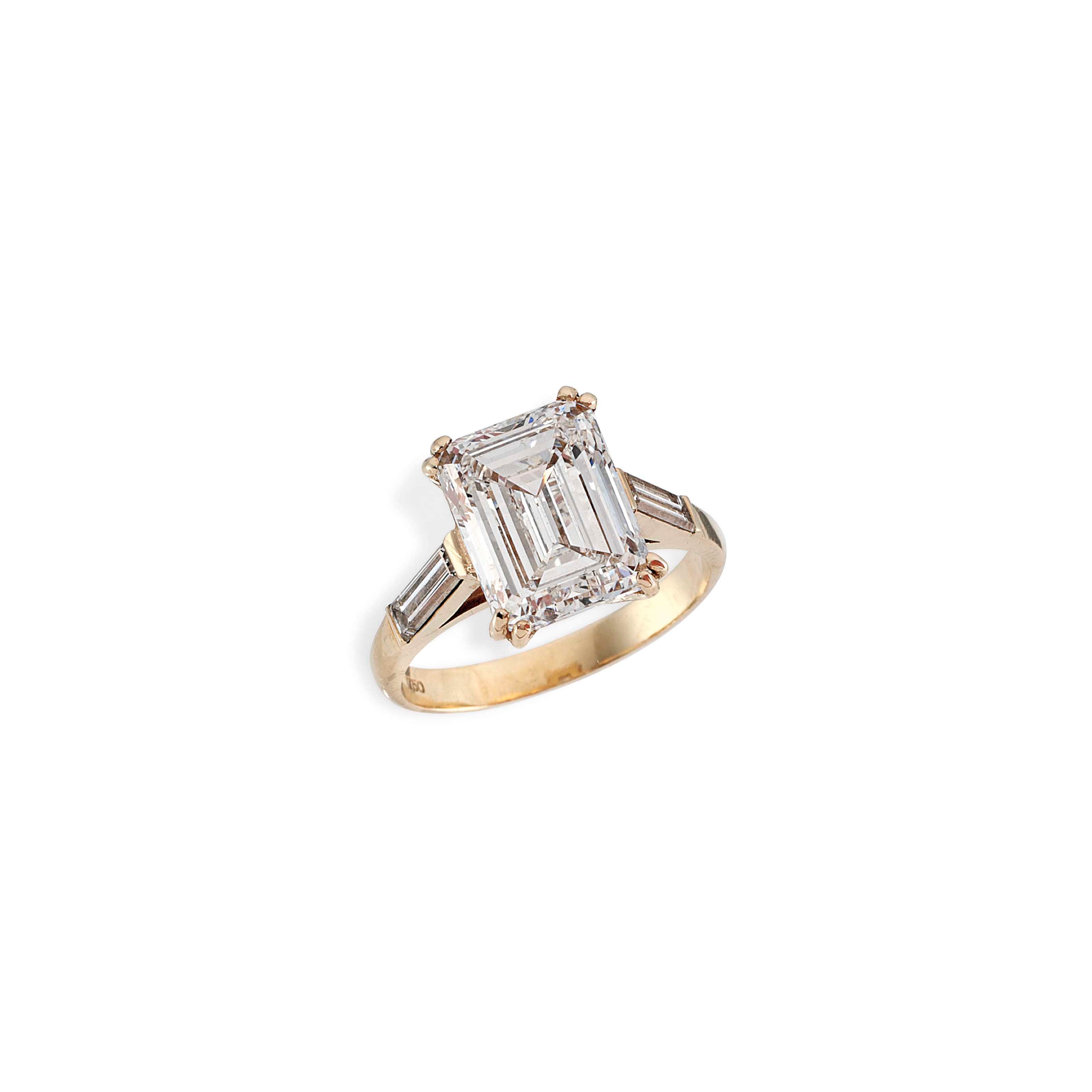 A DIAMOND SINGLE-STONE RING