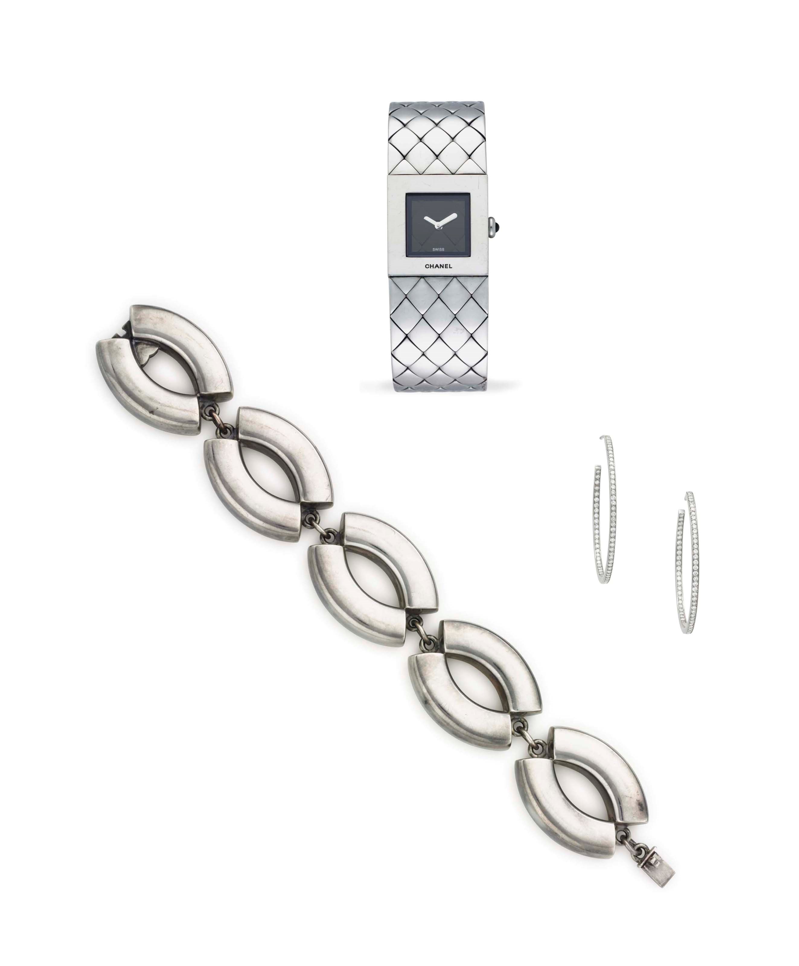 A GROUP OF JEWELRY