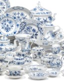 A MEISSEN BLUE ONION-PATTERN COMPOSITE PART TABLE-SERVICE