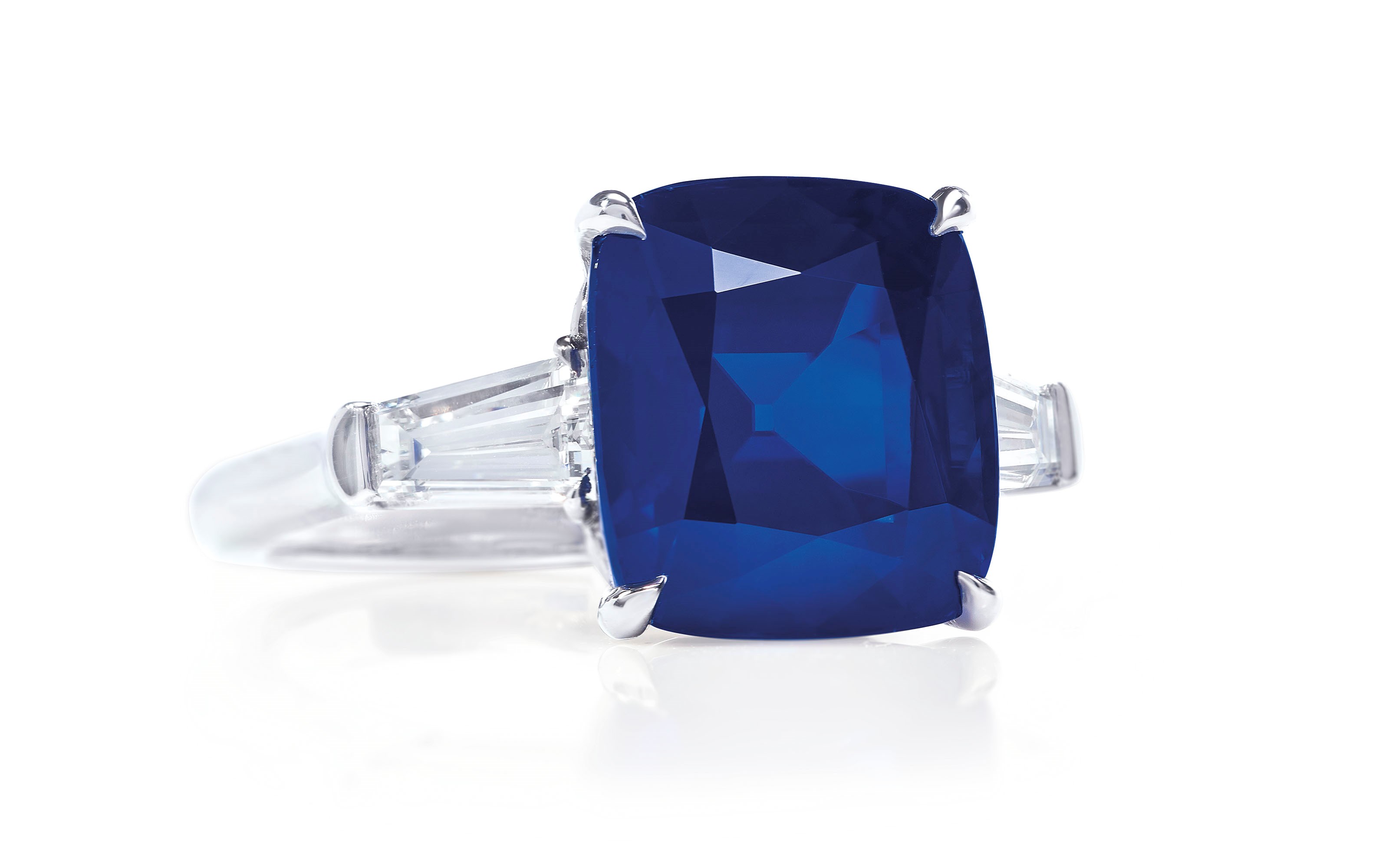 SAPPHIRE AND DIAMOND RING