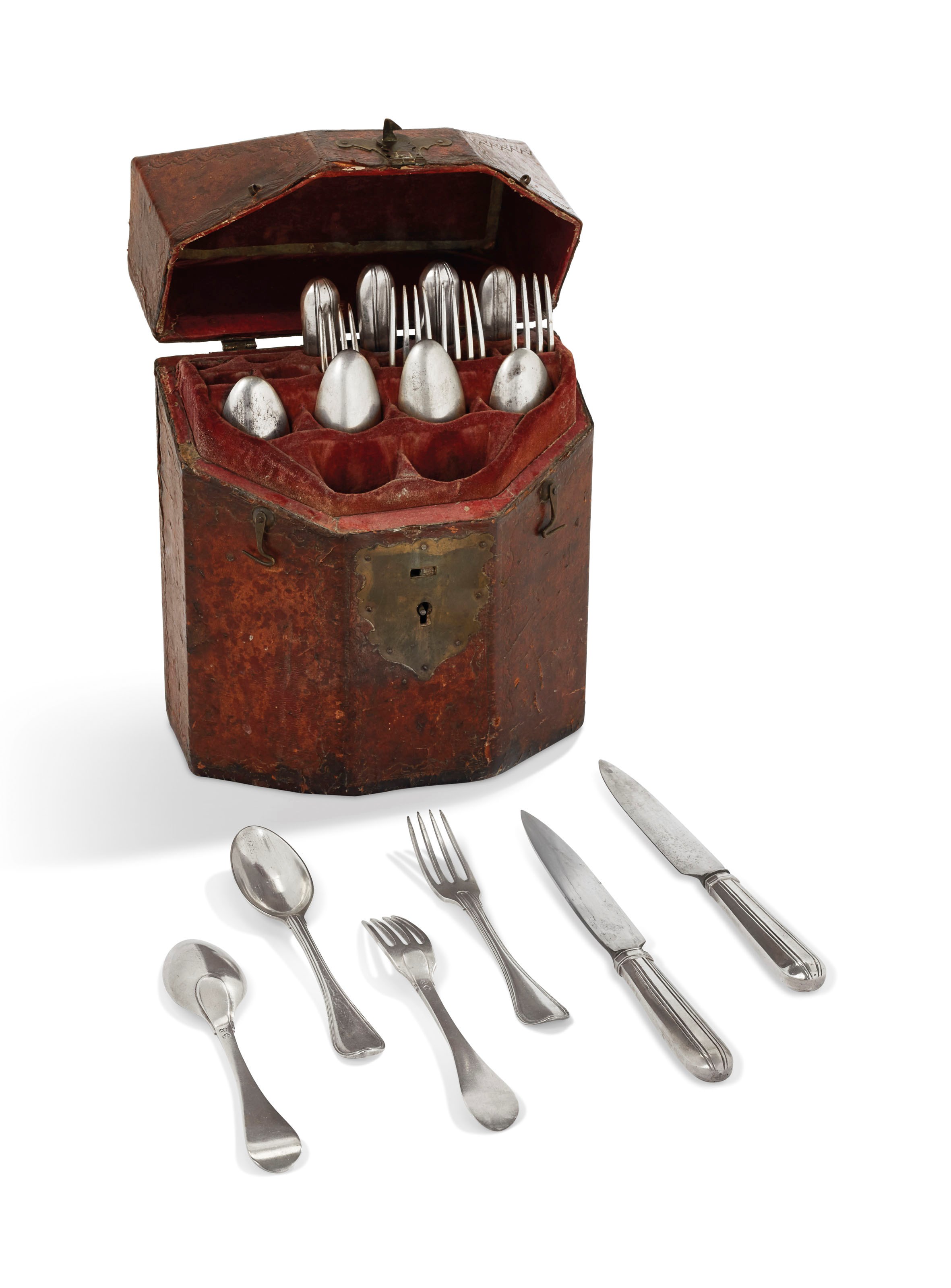 ENSEMBLE DE COUVERTS DE TABLE EN ARGENT