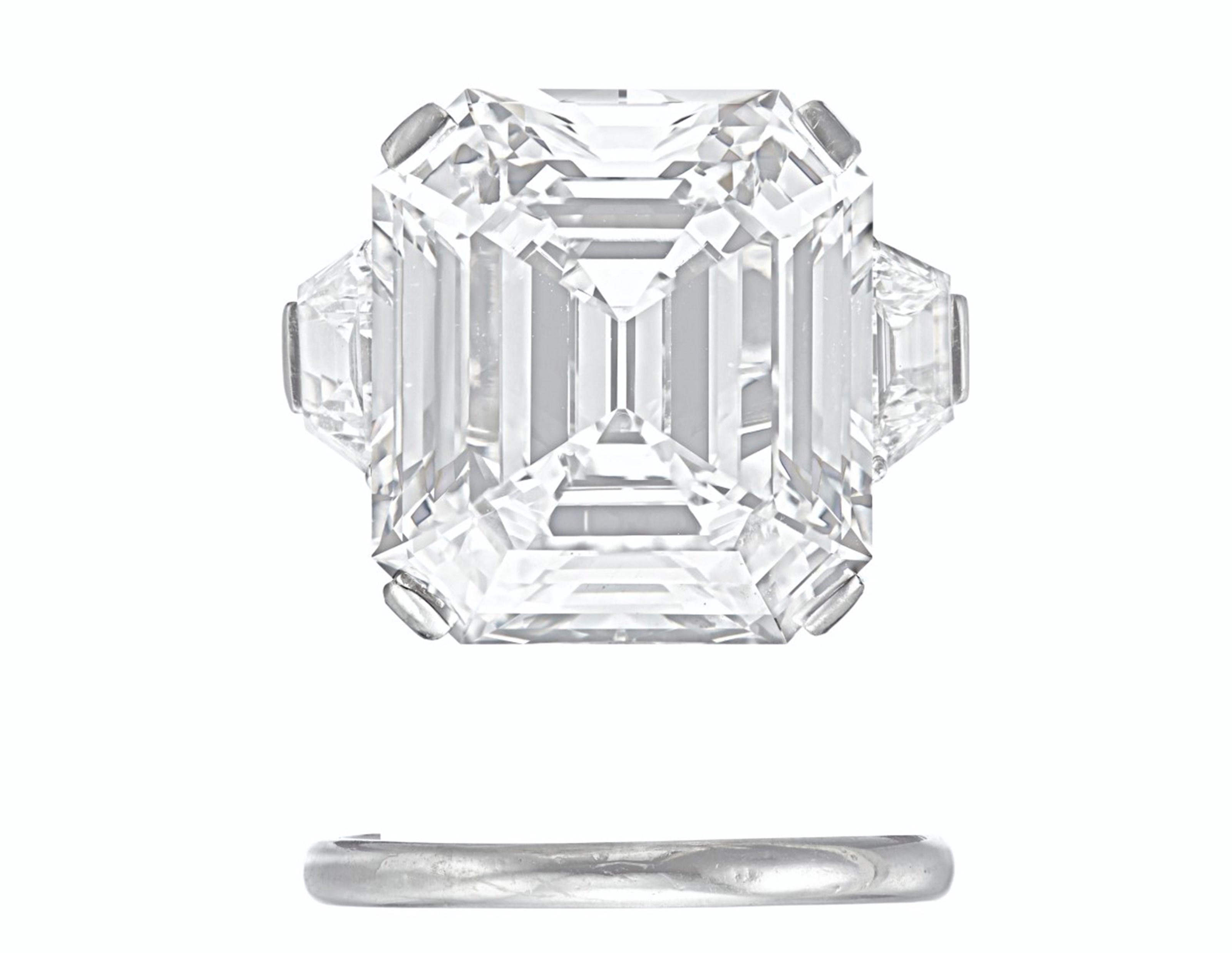 AN ELEGANT DIAMOND RING