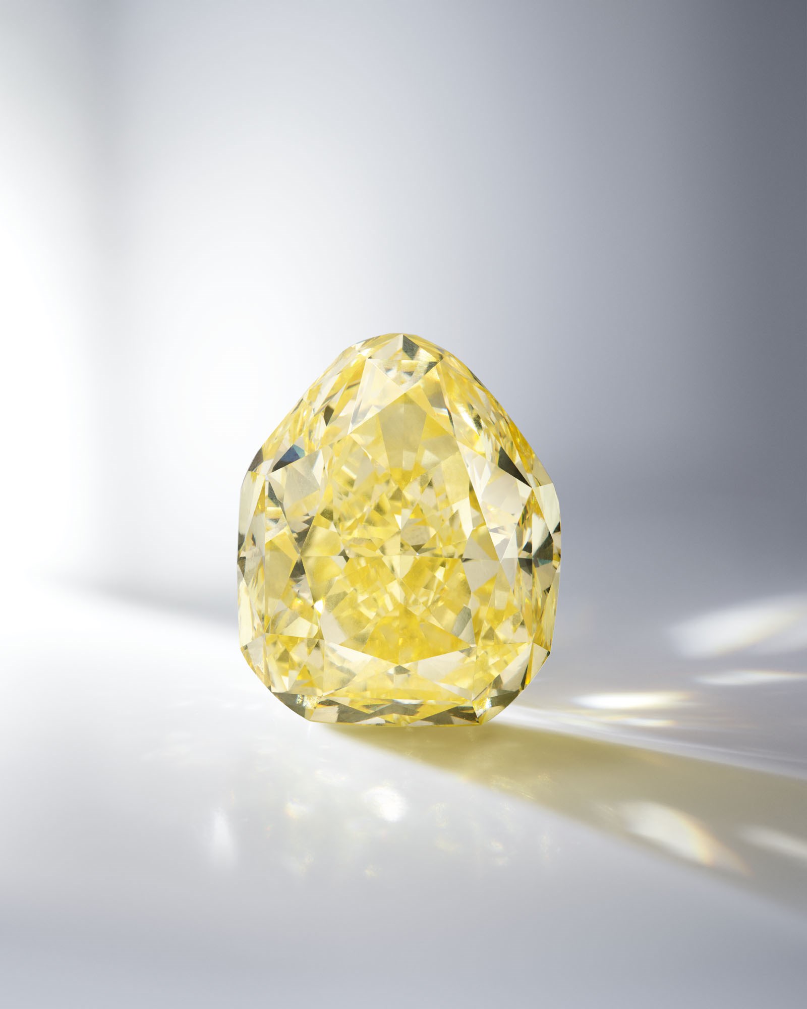 SUPERB UNMOUNTED COLOURED DIAMOND