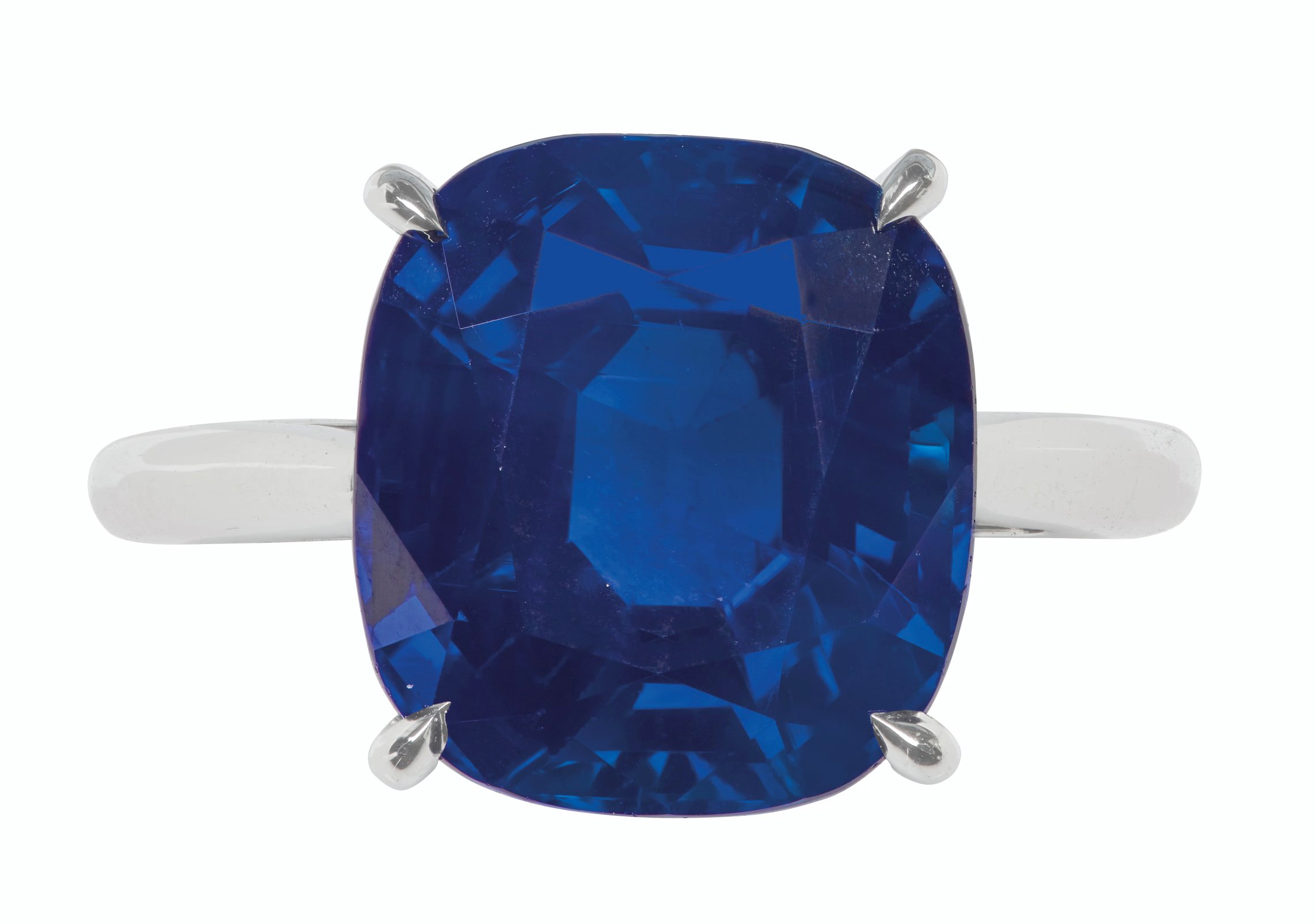 A FINE SAPPHIRE RING