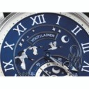 VOUTILAINEN，独一无二，18K白金两地时间腕表，配日夜显示及手工雕刻日本天鹅表盘，GMT-6，UNIQUE PIECE，约2015年制，附原厂证书、盒子及外包装