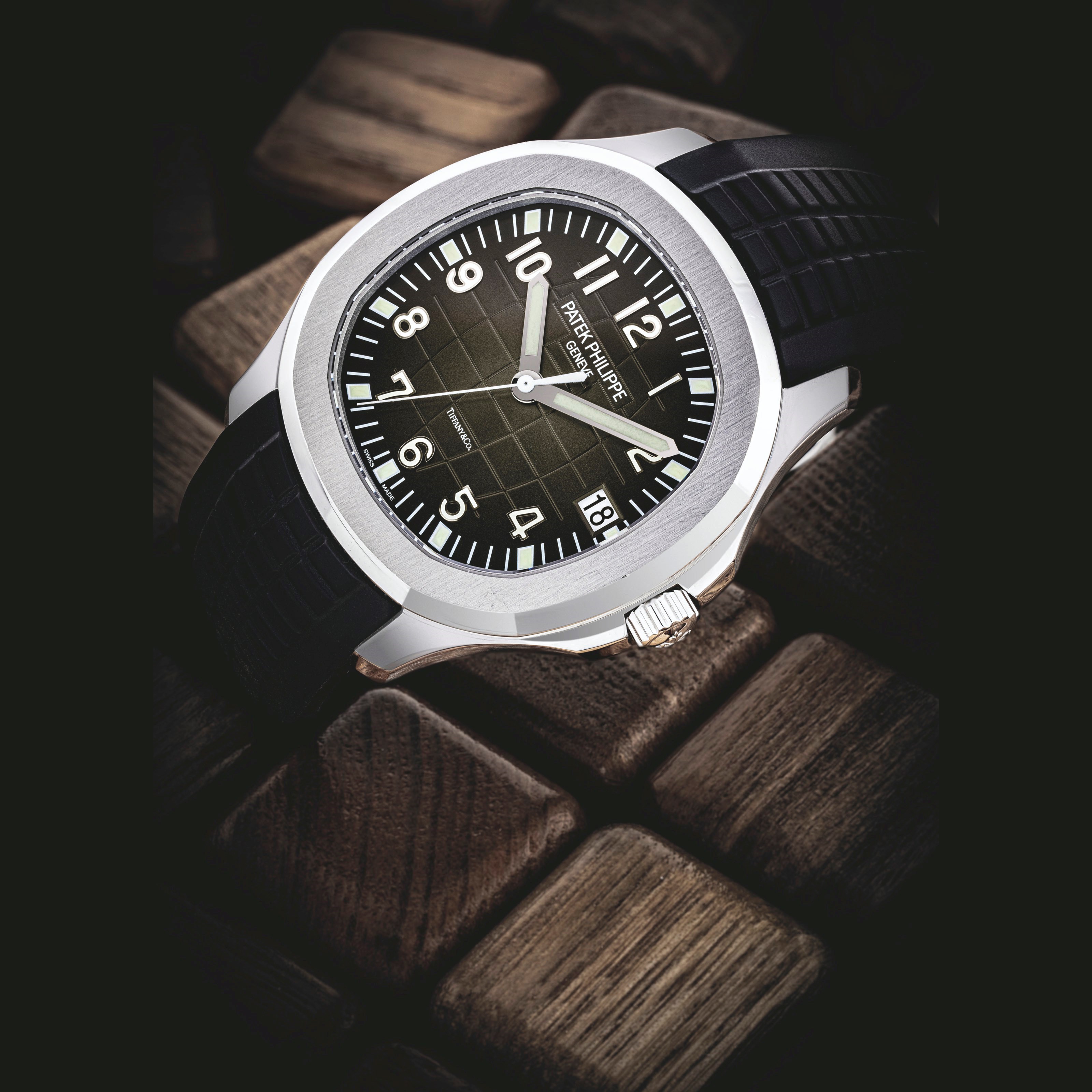 PATEK PHILIPPE. A STAINLESS STEEL AUTOMATIC WRISTWATCH WITH SWEEP CENTRE SECONDS AND DATE, RETAILED BY TIFFANY & CO.