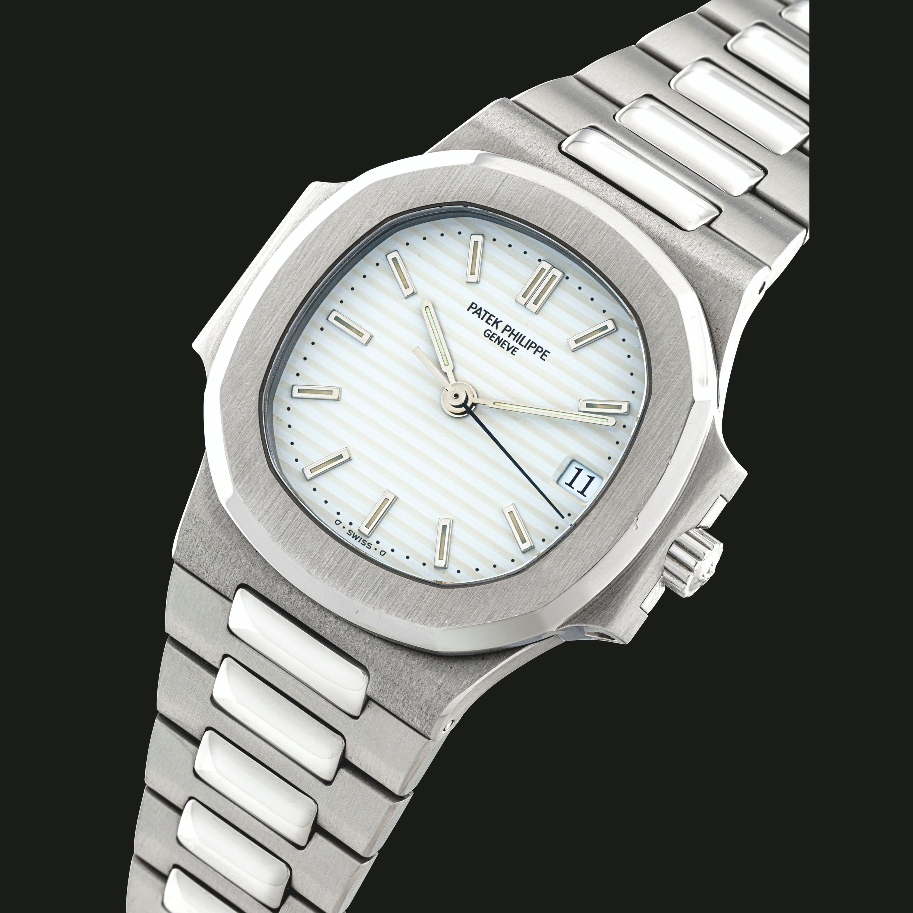 PATEK PHILIPPE. A STAINLESS STEEL AUTOMATIC WRISTWATCH WITH SWEEP CENTRE SECONDS, DATE AND BRACELET