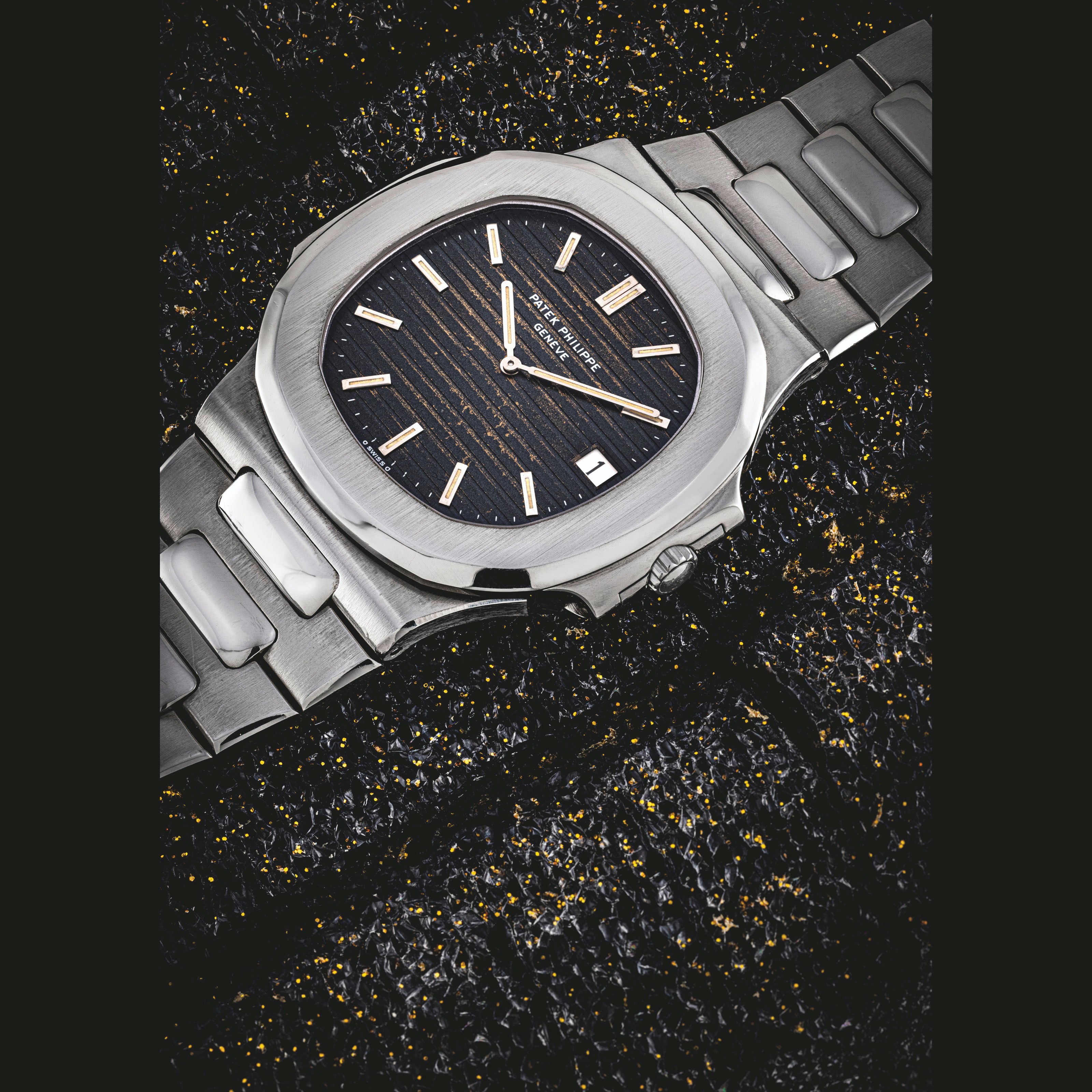 PATEK PHILIPPE. A STAINLESS STEEL AUTOMATIC WRISTWATCH WITH DATE AND BRACELET