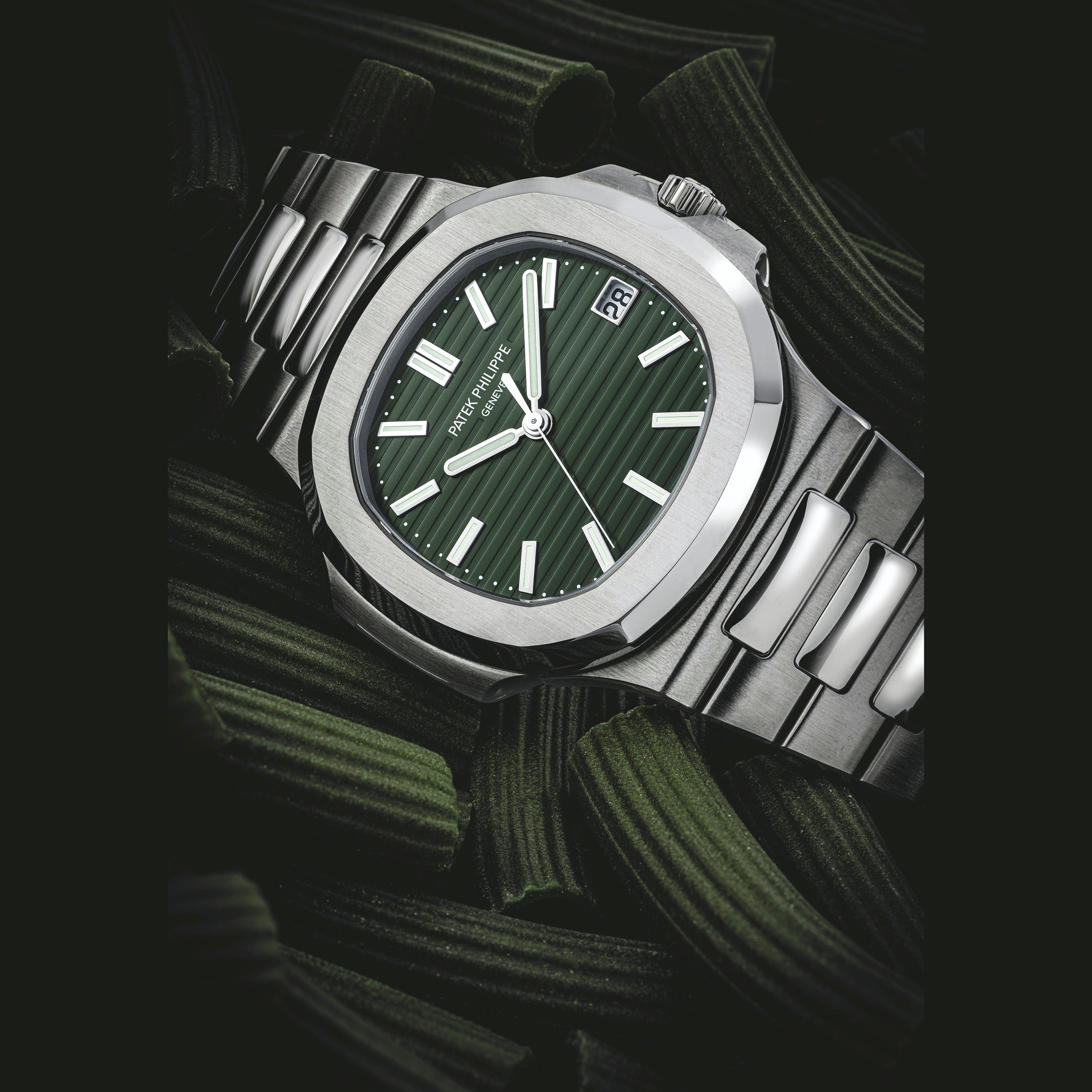 PATEK PHILIPPE. A VERY RARE STAINLESS STEEL AUTOMATIC WRISTWATCH WITH SWEEP CENTRE SECONDS, DATE, BRACELET AND OLIVE GREEN DIAL