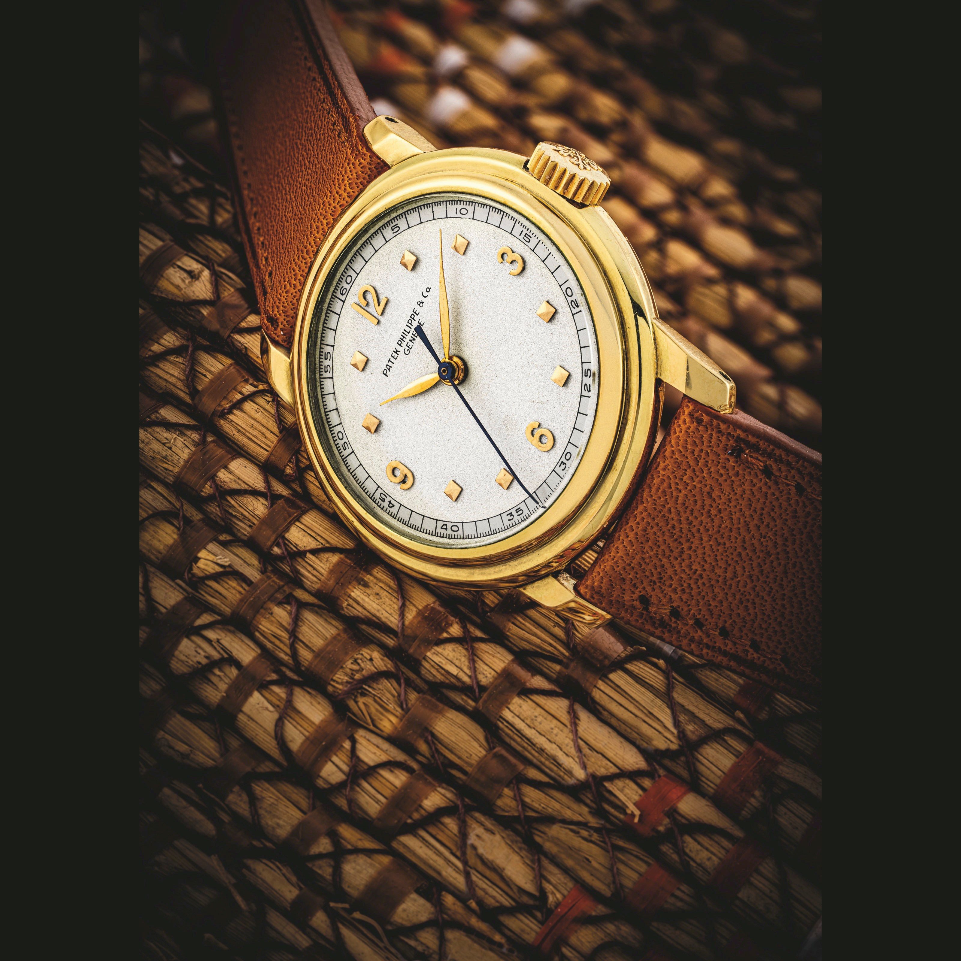PATEK PHILIPPE. A POSSIBLY UNIQUE AND EXTREMELY RARE 18K GOLD WRISTWATCH