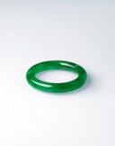 AN EXCEPTIONAL JADEITE BANGLE