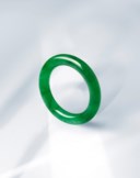 AN EXCEPTIONAL JADEITE BANGLE